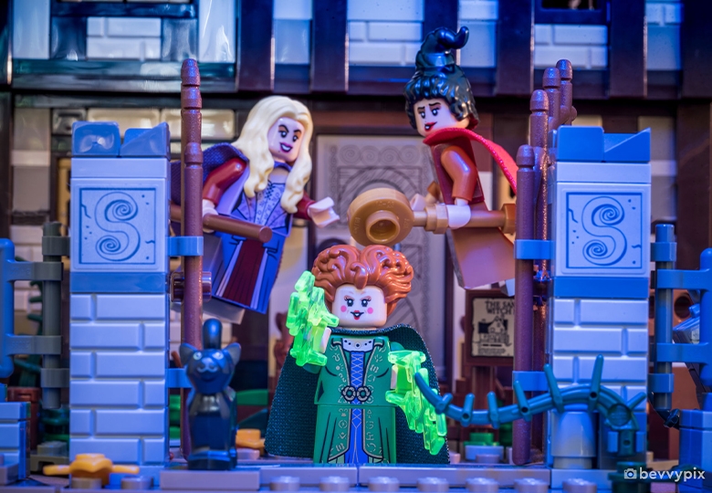 Recrie as melhores cenas de “Abracadabra” com este novo conjunto LEGO® Ideas | Disney